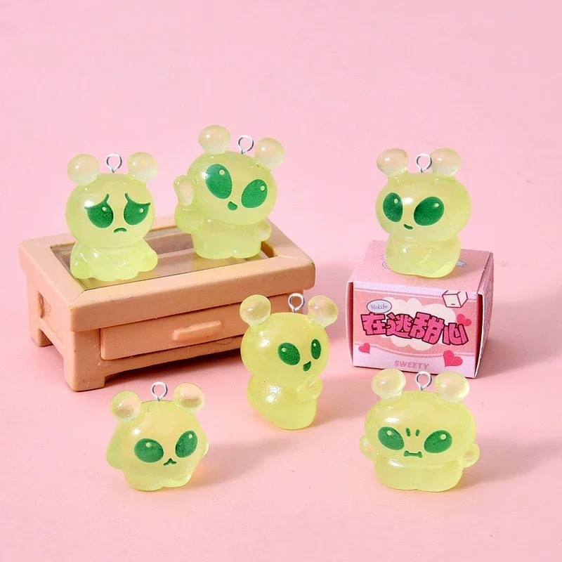Resin Art Kits For Adults - 10 Stück leuchtende Mini-Grüne-Alien-Harzanhänger, Kawaii-Flatback-Anhänger, DIY-Schmuckzubehör